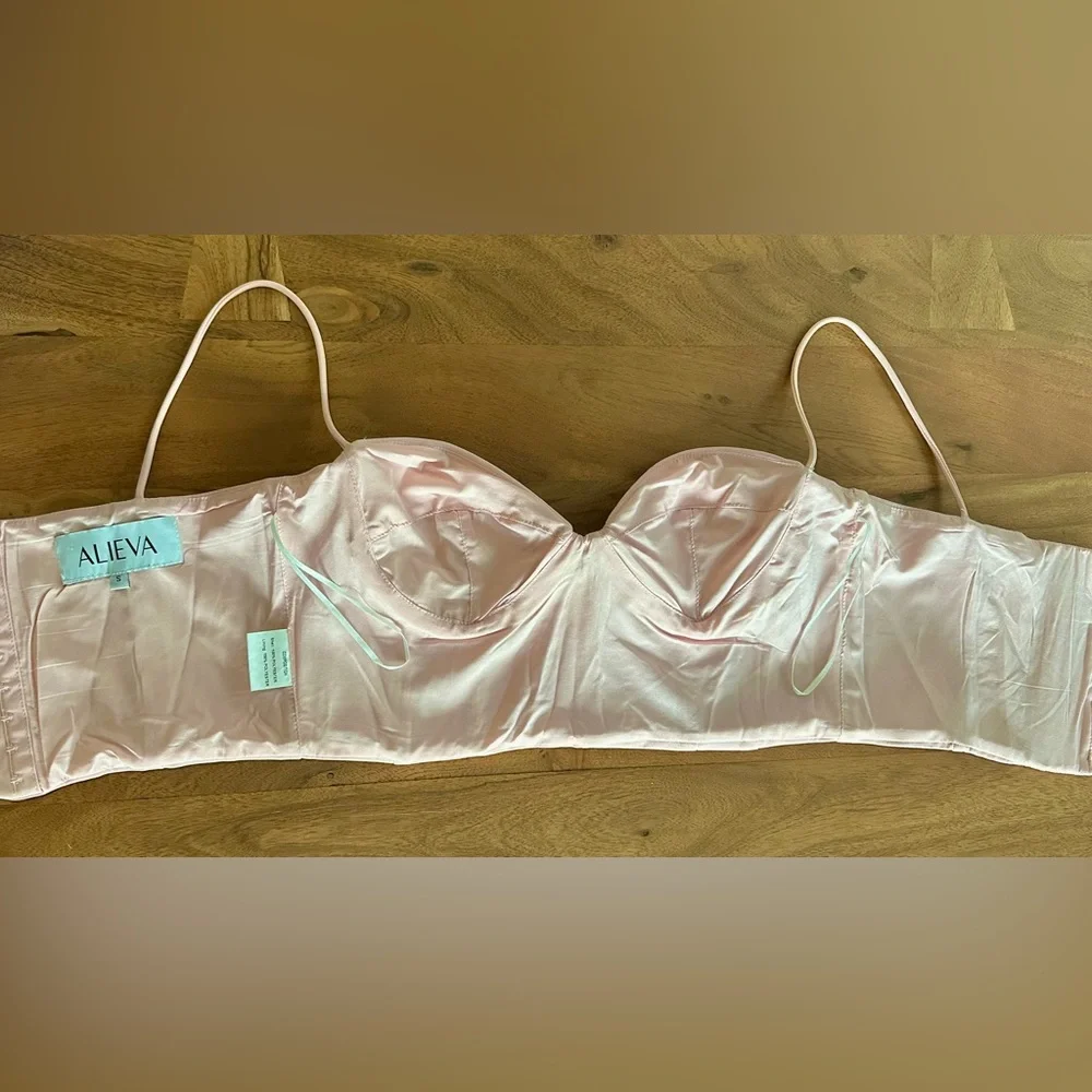 Alieva Carla structure Crop Top, soft pink, size small - Picture 11 of 15
